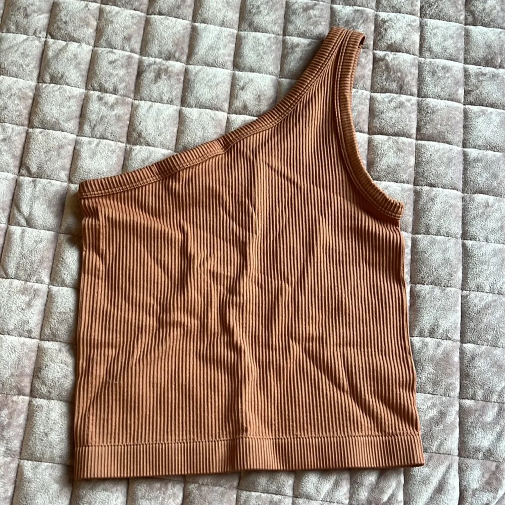 One strap tank - Picture 2 of 3